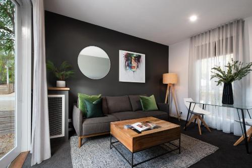 Ruang duduk di Vue Lake Daylesford Studio- lakeside retreat