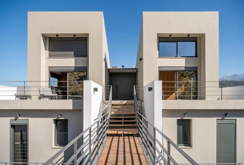 Casa con una escalera que conduce al balcón en Seametry Luxury Living Penthouse en Souda
