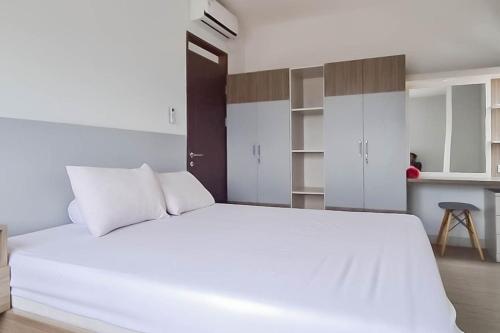 Tempat tidur dalam kamar di RedLiving Apartemen Mekarwangi Square - Agus 2 Tower A