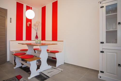 comedor con mesa y rayas rojas y blancas en Apartment - Am Bergelchen 66-B Winterberg-Niedersfeld 'Mountainside', en Winterberg