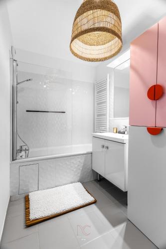 une salle de bain avec une douche, un lavabo et un miroir dans l'établissement *DISNEYLAND-SERRIS* 4 pers Cosy apartment, à Serris