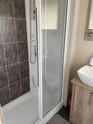 y baño con ducha y lavamanos. en Beautiful 2 bedroom Helmsley Lodge, en Northampton