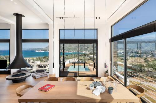 ソウダにあるSeametry Luxury Living Penthouseのダイニングルーム(テーブル付)が備わり、海の景色を望めます。