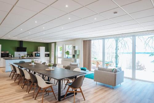a dining room and living room with a table and chairs at XXL Ferienhaus Goldberger See - Sauna - 16 Personen in Goldberg
