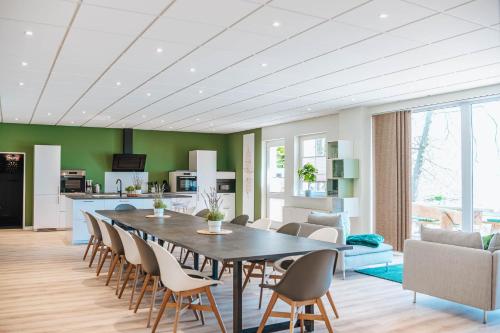 a dining room with a table and chairs at XXL Ferienhaus Goldberger See - Sauna - 16 Personen in Goldberg