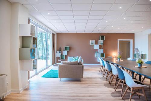 a conference room with a long table and chairs at XXL Ferienhaus Goldberger See - Sauna - 16 Personen in Goldberg