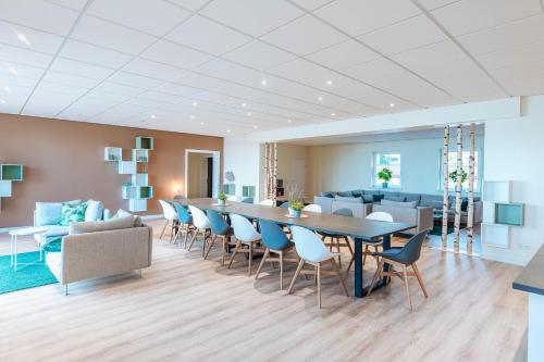 a dining room with a table and chairs at XXL Ferienhaus Goldberger See - Sauna - 16 Personen in Goldberg