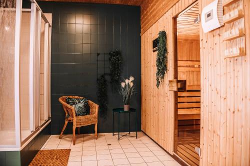 a hallway with a chair and a table at XXL Ferienhaus Goldberger See - Sauna - 16 Personen in Goldberg