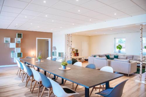 a conference room with a long table and chairs at XXL Ferienhaus Goldberger See - Sauna - 16 Personen in Goldberg