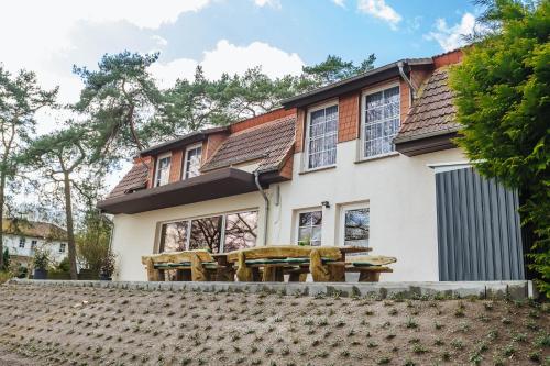 a house with a picnic table in front of it at XXL Ferienhaus Goldberger See - Sauna - 16 Personen in Goldberg
