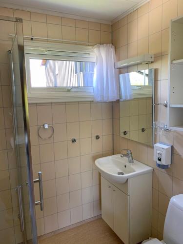 a bathroom with a sink and a shower and a window at Øigardseter Fjellstue in Høvringen