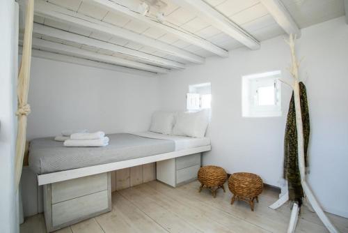מיטה או מיטות בחדר ב-Villa ANASA private Pool & Jacuzzi 8pax at Panormos