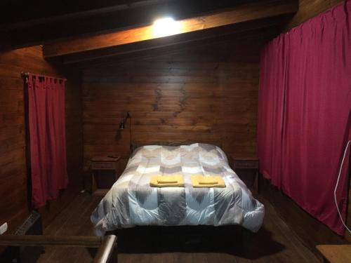 Un pat sau paturi într-o cameră la Cabaña Fer