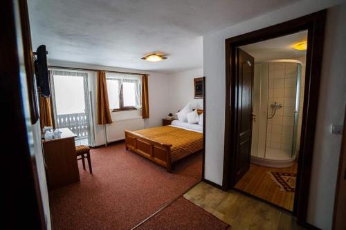En eller flere senge i et værelse på Casa din Plai - Bucovina