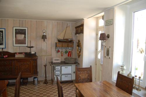 Kuhinja ili čajna kuhinja u objektu Chambre d'hôtes Juste Confortable