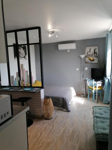 una camera con letto e scrivania con specchio di Studio Anoe a Nizza