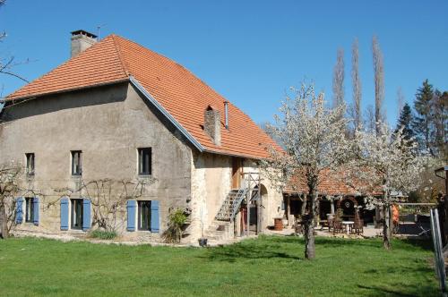 an old stone house with a red roof at Chambre d'hôtes Juste-Confortable in Fleurey-lès-Lavoncourt