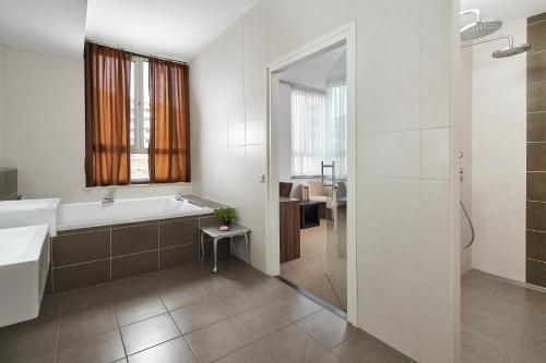 Postel nebo postele na pokoji v ubytování Hotel La Reine