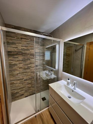 y baño con lavabo y ducha. en Hany apartment Ducado 11-C, en Benidorm