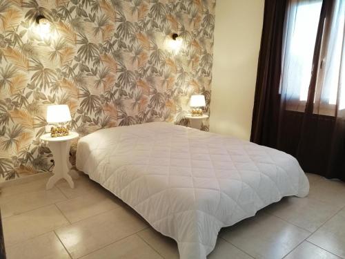 En eller flere senge i et værelse på VILLA très bien équipée pour les vacances