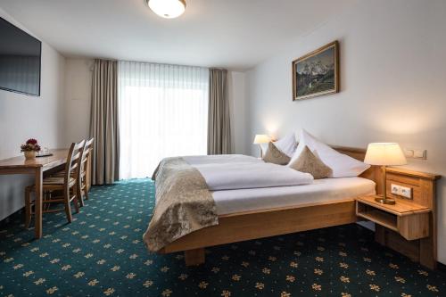 Ein Bett oder Betten in einem Zimmer der Unterkunft Hotel Schwabenwirt