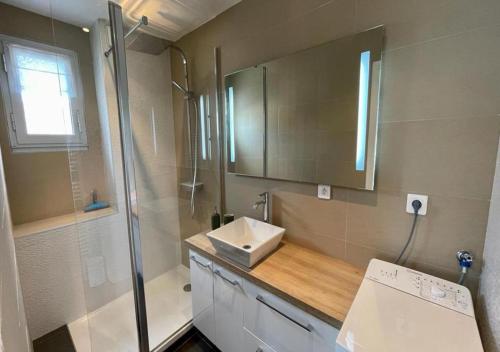 bagno con lavandino e specchio di LE PADDAIR a Quiberon