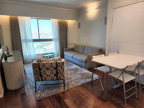 uma sala de estar com um sofá e uma mesa em סוויטה בבעלות פרטית במלון מלכת שבא em Eilat