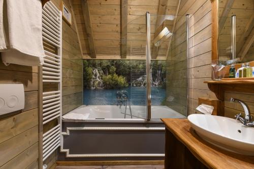 Kupaonica u objektu Ethno Houses Plitvice Lakes Hotel