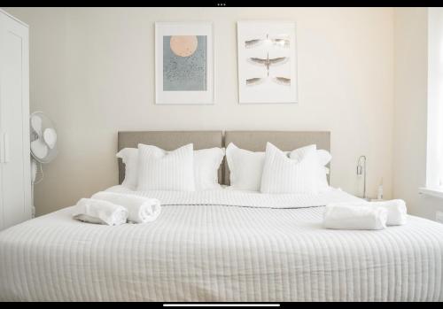 um quarto branco com 2 camas e toalhas em The Whetstone em Birmingham