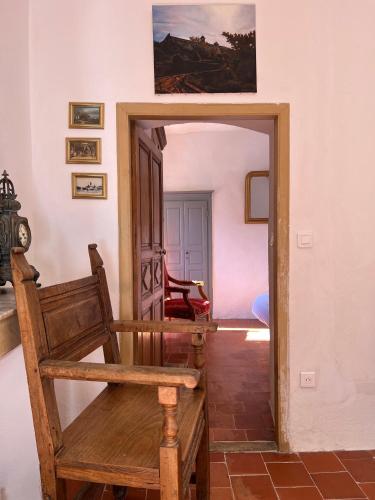a room with a wooden chair and a mirror at Casa Musicale in Pigna