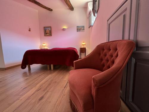 a living room with a chair and a bed at Casa Musicale in Pigna