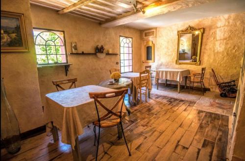 Gallery image of La Medievale du Luberon in Roussillon