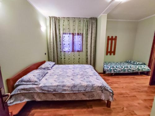 1 Schlafzimmer mit 2 Betten und einem Fenster in der Unterkunft BELLAVISTA in Borşa
