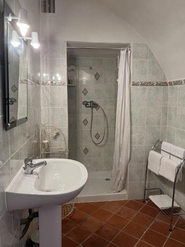 a bathroom with a sink and a shower at Casa Musicale in Pigna