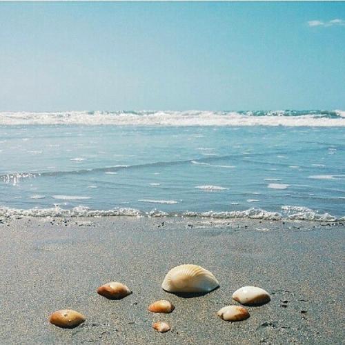four rocks in the sand on the beach at Chalé do Coqueiro in Luis Correia