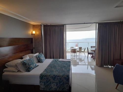 a bedroom with a bed with a view of the ocean at Torre Mar in Buenaventura