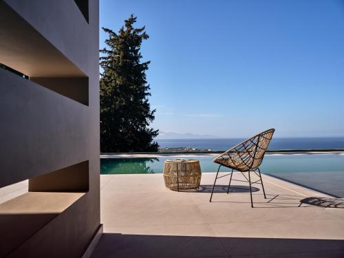 una sedia e un pouf seduti sul patio di una casa di Julieta Villas a Città di Zante