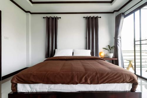 Säng eller sängar i ett rum på บ้านแม่อุทัยธานี Baanmae Uthaithani