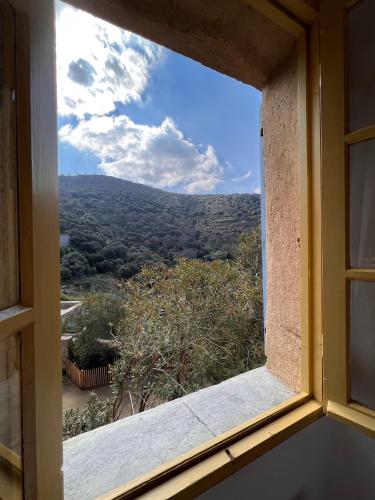 an open window with a view of a mountain at Casa Musicale in Pigna