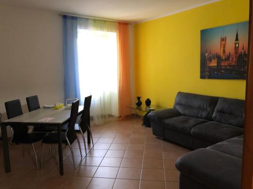 uma sala de estar com uma mesa e um sofá em mela__bii em Sulmona