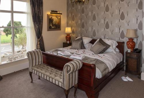Säng eller sängar i ett rum på Ryde Castle by Greene King Inns