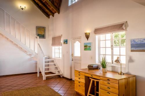 um quarto com uma escada e uma secretária de madeira em Silversands Beach Villa em St Helena Bay