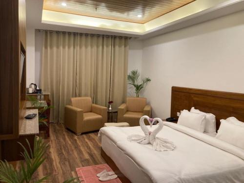 um quarto de hotel com uma cama com um laço em Namastasya em Solan