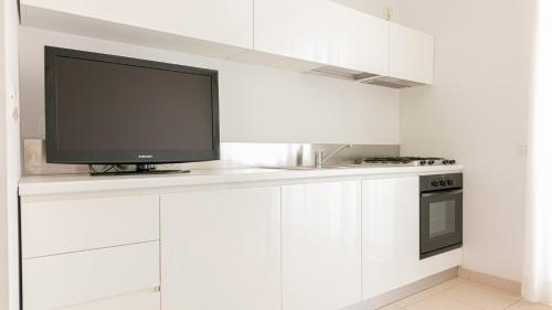 a tv sitting on top of a white kitchen counter at Residenza Excelsior in Vasto