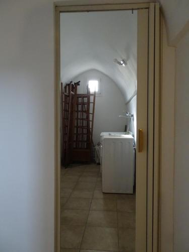 corridoio con camera con lavandino e frigorifero di Casa Marchese a Salice Salentino