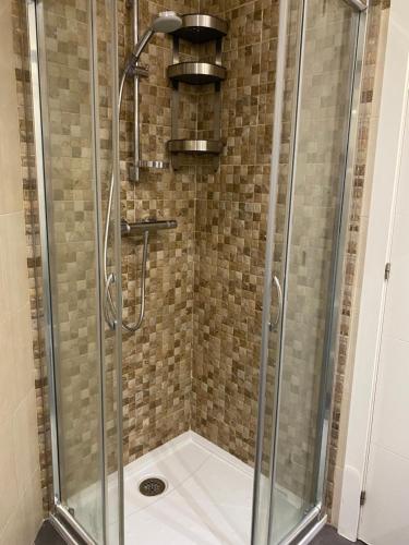 W łazience znajduje się prysznic ze szklaną kabiną prysznicową. w obiekcie Lovely Victoria w Maladze