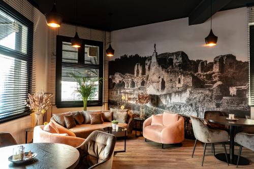 a living room filled with furniture and a fireplace at Hotel Hulsman in Valkenburg