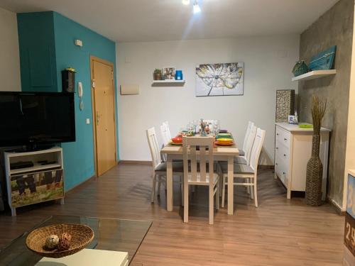 a kitchen and dining room with a table and chairs at Apto con piscina en la playa cerca de VLC con AC in Puzol