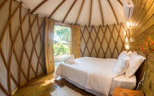 a bedroom with a bed in a yurt at Hostel Da Vila Ilhabela in Ilhabela