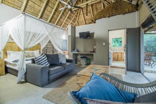 Ruang duduk di LookOut Safari Lodge